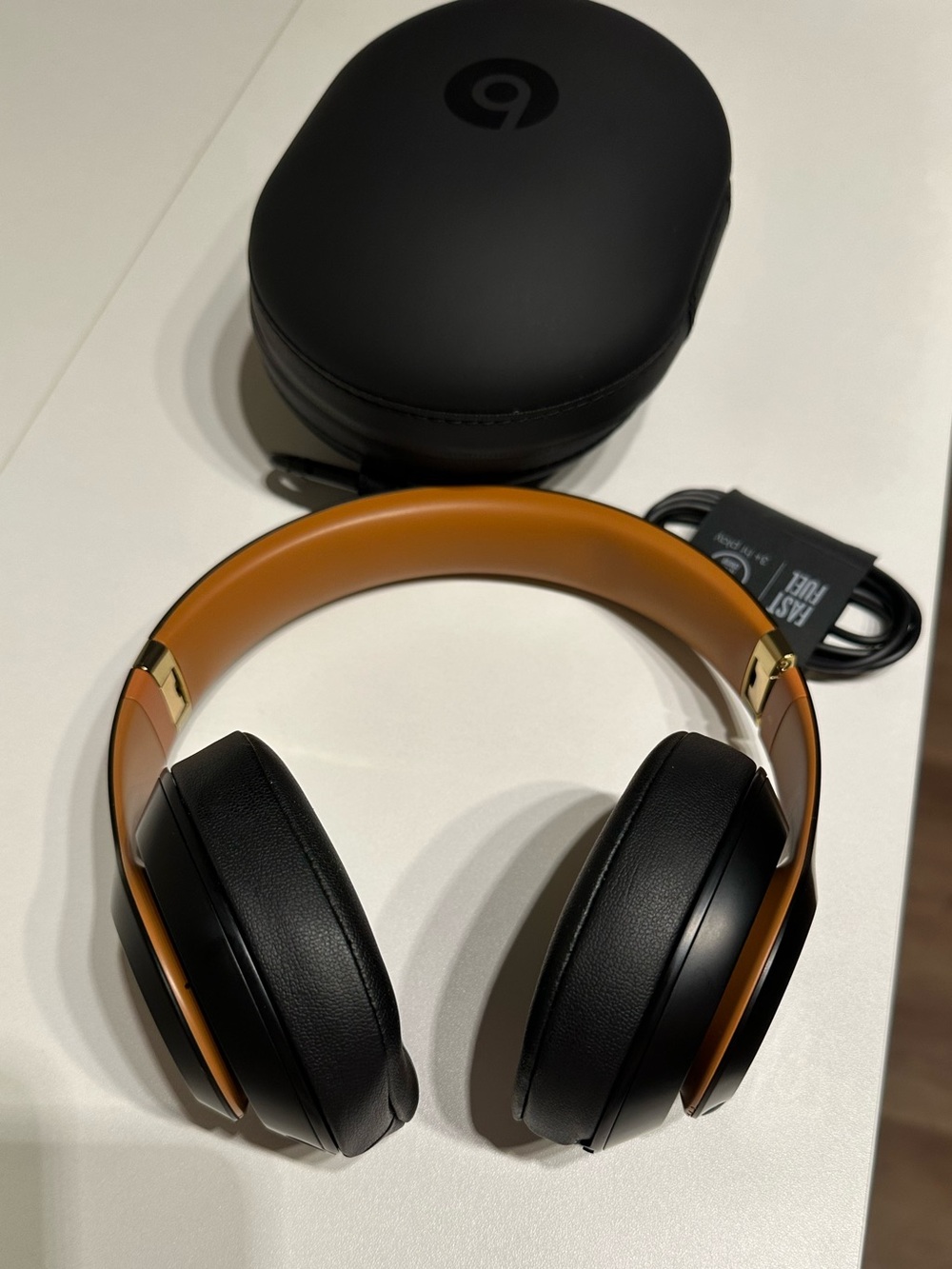 Beats Studio3 Wireless Headphones - Black & Gold - Picture 4 of 10